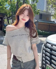 微性感斜肩字母上衣 - Image 8