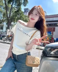 微性感斜肩字母上衣 - Image 3