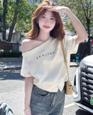 微性感斜肩字母上衣 - Image 2