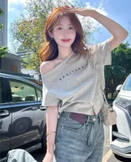 微性感斜肩字母上衣 - Image 6