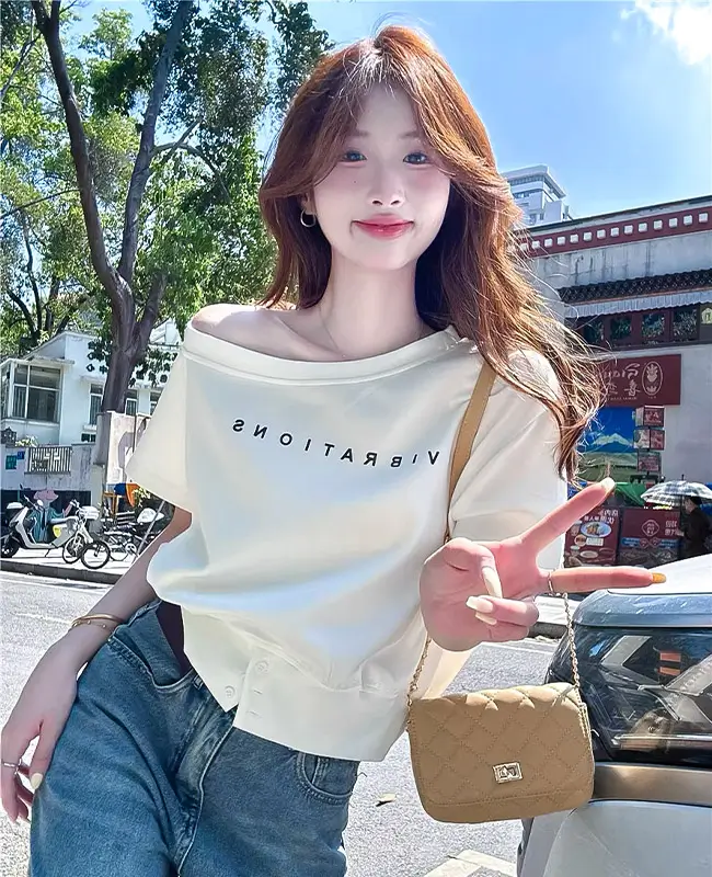 t263 (9) 微性感斜肩字母上衣 - Image 1