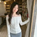 一字肩排扣上衣