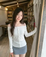 一字肩排扣上衣